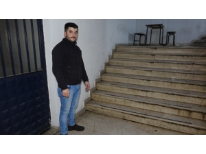 Yağmurda Islanan Köpeği Kazağını Çıkarıp Kurulayan Vatandaş İçleri Isıttı