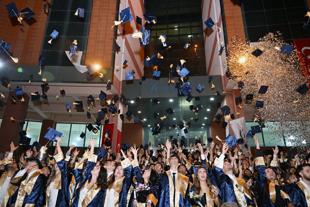 iibf-ve-teknoloji-fakultesinde-mezuniyet-sevinci