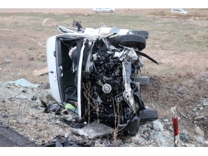 Aksaray’da Servis Minibüsü İle Otomobilin Çarpışması Sonucu Meydana Gelen Kazada İlk Belirlemelere Göre 16 Kişi Yaralandı.