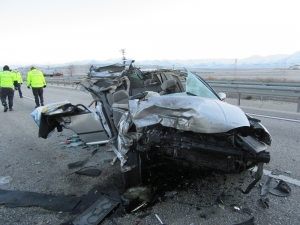 Afyonkarahisar’da Otomobil Tıra Çarptı: 1 Ölü, 2 Yaralı