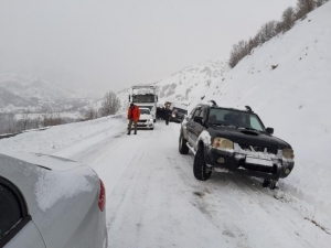Yüksekova-şemdinli Karayolunda Araçlar Mahsur Kaldı