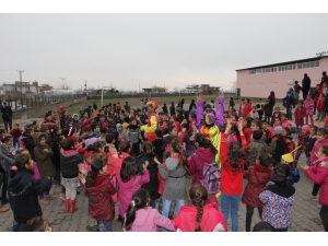 Köy Okullarındaki Çocukları Unutmadılar