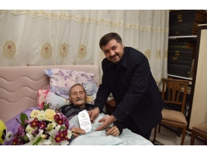 83 Yaşındaki Gazeteci Geçirdiği Ameliyat Sonrası Mesleğe Döneceği Günü Bekliyor