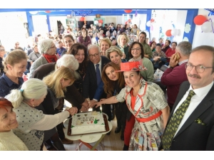 Yaşlı Evinde Yeni Yıl Heyecanı