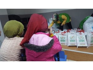 Arıcak’ta Öğrencilere Mont Ve Bot Hediye Edildi