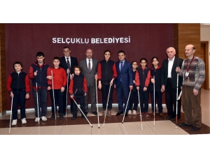 Beyaz Baston Görme Engelliler Haftasında Öğrencilerden Başkan Pekyatırmacı’ya Ziyaret