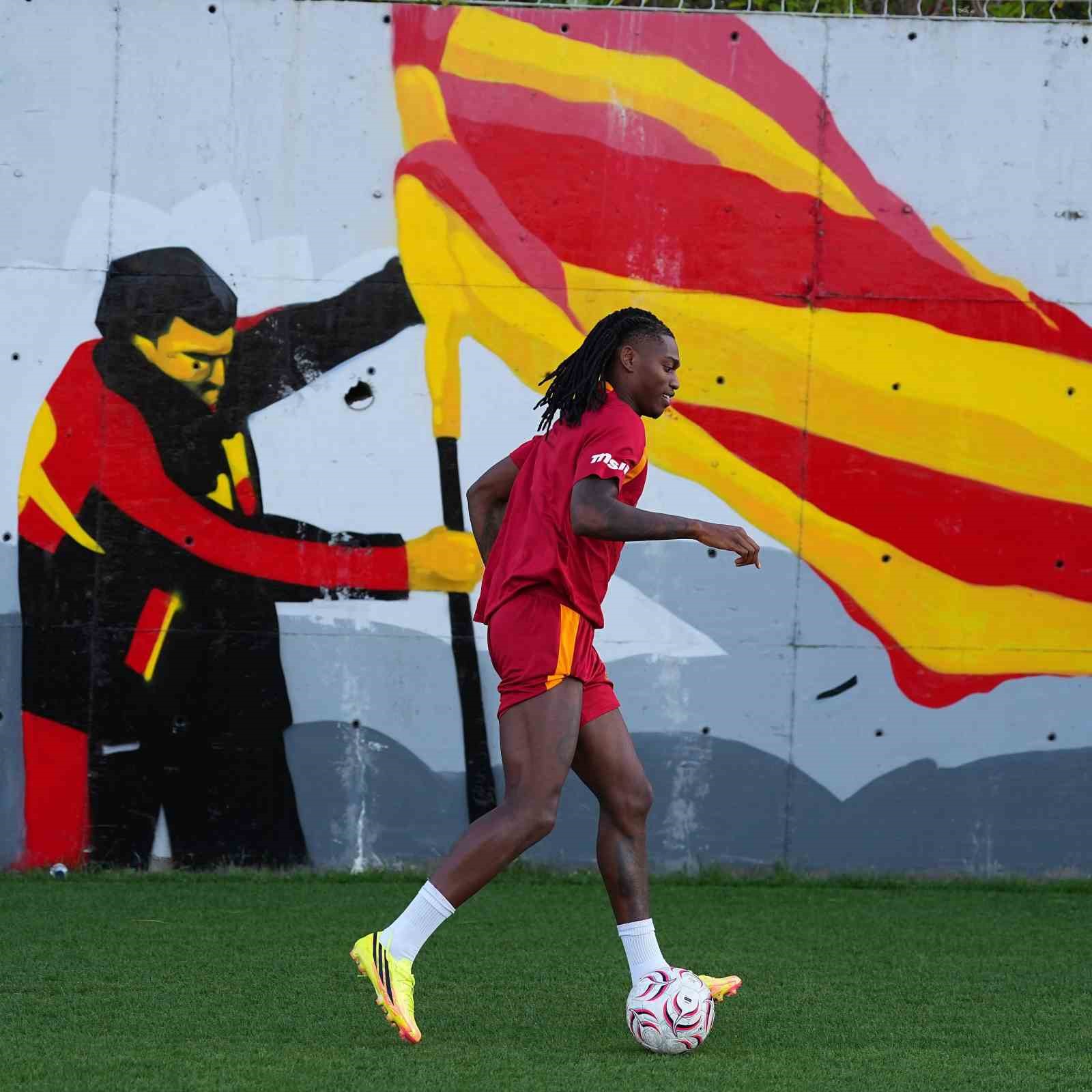 rafael-leao-galatasaray-da-ilk-antrenmanina-cikti