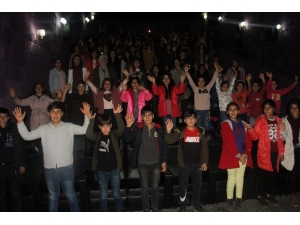 Bismil Belediyesi Öğrencileri Sinemayla Buluşturmaya Devam Ediyor