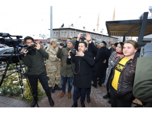 Bu Kez Belediye Başkanı Arı, Gazetecilerin Fotoğrafını Çekti