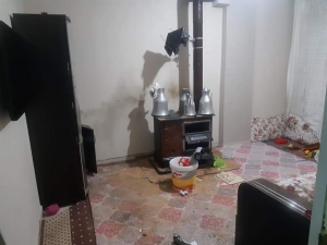Patlayan Kömür Sobası Eve Zarar Verdi