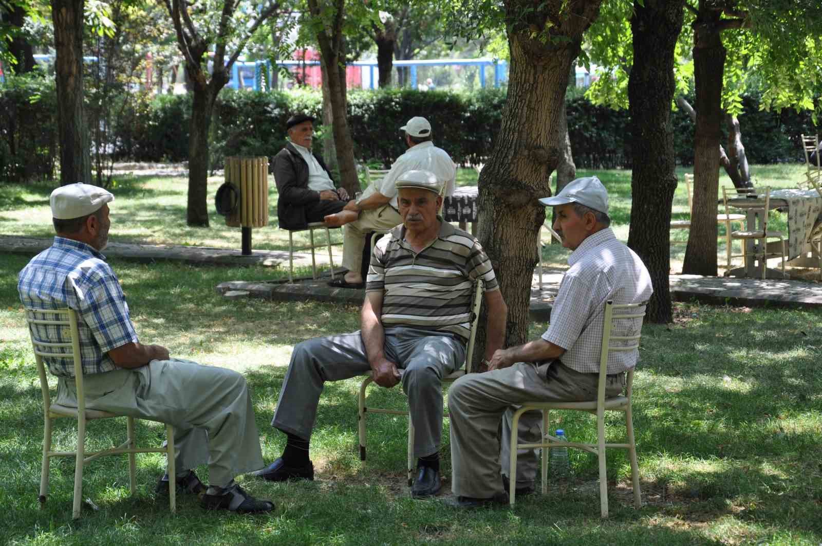 sicak-havalarda-susuzluk-hissi-olmasa-bile-her-gun-en-az-2-2-5-litre-sivi-tuketilmeli