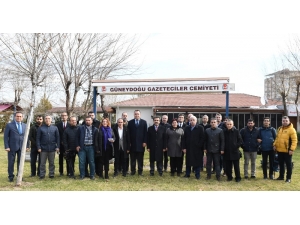 Vali Güzeloğlu Gazetecilerle Bir Araya Geldi