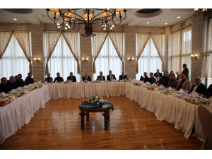 Vali Yaman Gazetecilerle Bir Araya Geldi