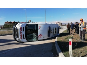 Hafif Ticari Araç İle Ambulansla Çarpıştı: 5 Yaralı
