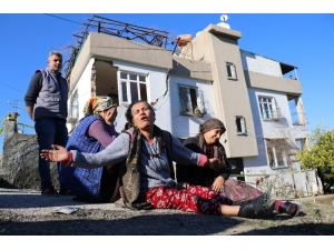 Evlerinin Çöküşünü Oturup İzlediler