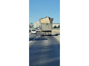 Aşırı Yüklenmiş Kamyon Tehlike Saçtı