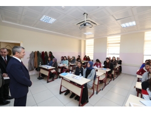 Şahinbey Belediyesi’nden Öğrencilere Kaynak Kitap Desteği
