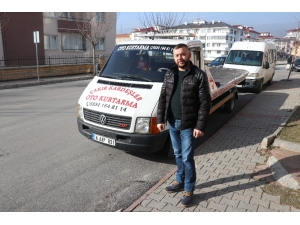 Bolu’da, Akülü Aracı Bozulan Engelliyi Çekiciyle Evine Taşıdı