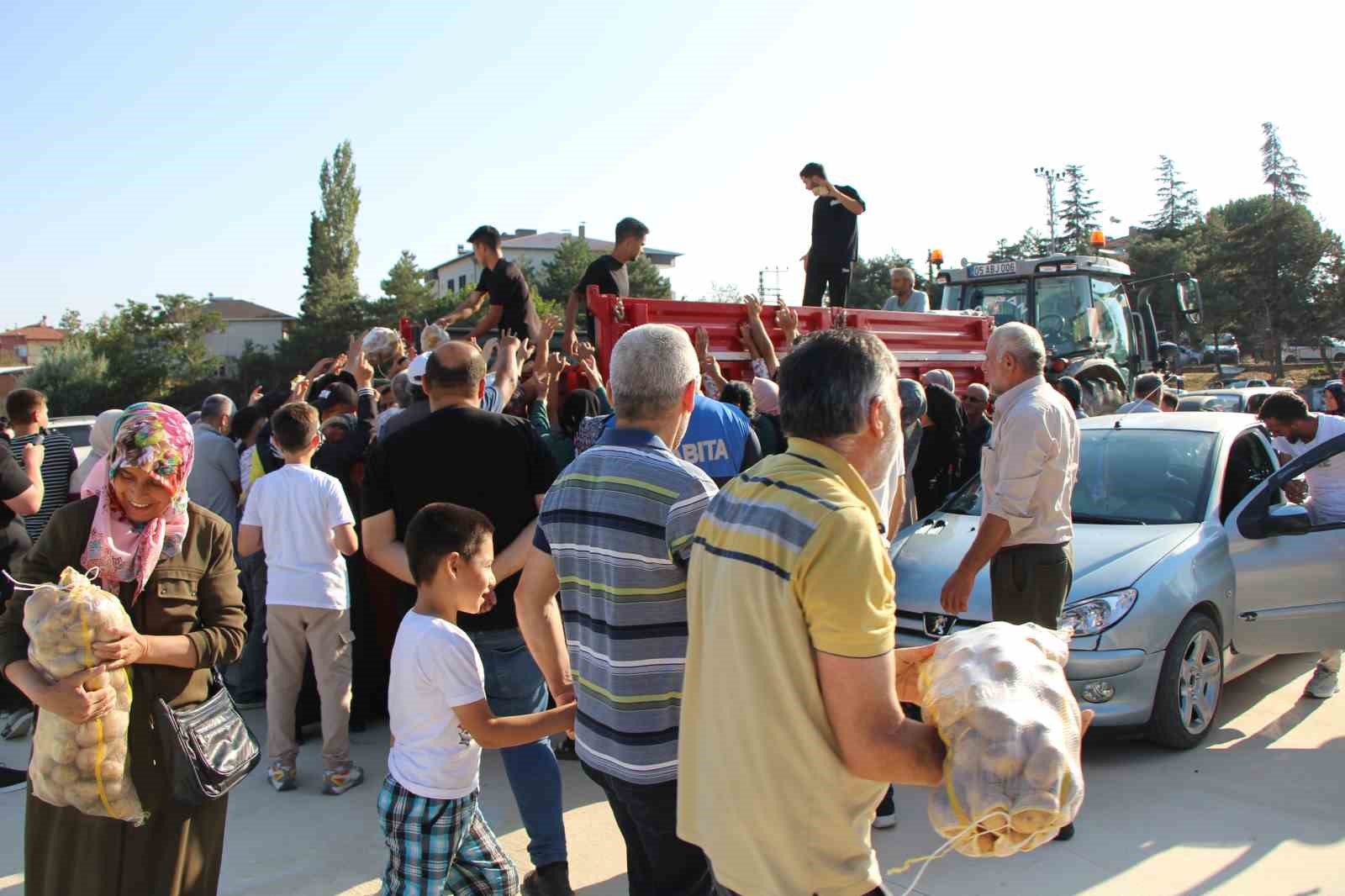 amasyali-genc-ciftci-bu-yil-mutluluktan-6-ton-patatesi-ucretsiz-dagitti