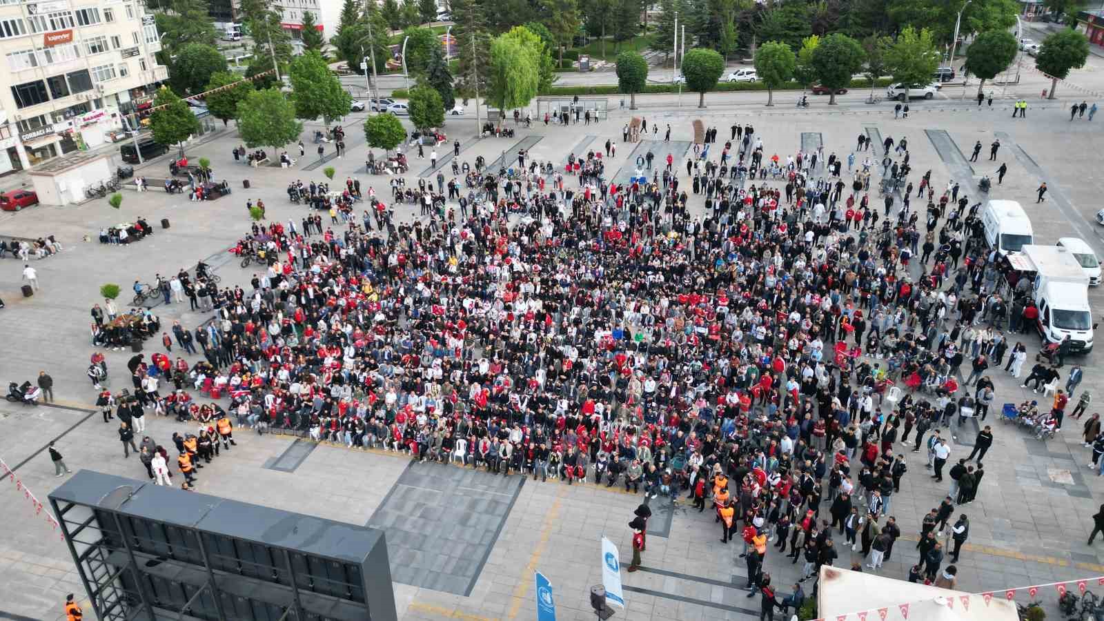 corum-da-yuzlerce-vatandas-a-milli-futbol-takimi-ni-birlikte-destekledi