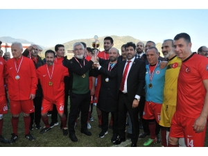 Tbmm Futbol Takımı Down Sendromlu Çocuklar İçin Sahaya Çıktı