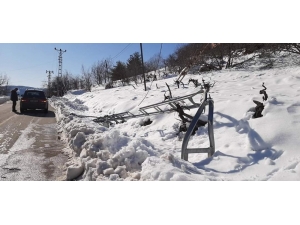 Çamlıyayla Yıkılan Direkler Nedeniyle Elektriksiz Kaldı