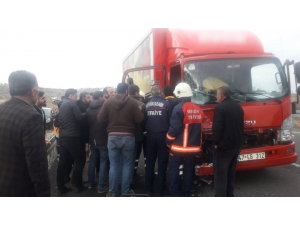 Mardin’de Kamyonet Ve Otomobil Çarpıştı: 4 Yaralı