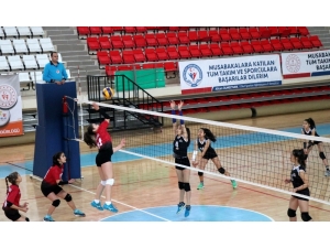 Analig Voleybol Çeyrek Finalleri Başladı