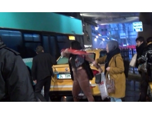 Taksim’de Taksici İle Kadın Turistin Şemsiye Ve Tekmeli Kavgası Kamerada