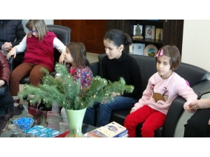 Minik Öğrenciler Harçlıklarını Biriktirip Görme Engellilere Beyaz Baston Aldılar