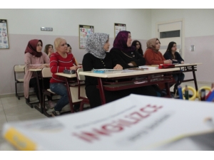 Ev Hanımları İngilizce Öğreniyor