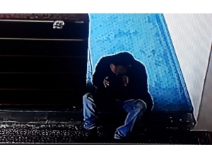 Önce Kokladı Sonra Çaldı