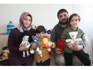 İki Çocuk Annesi Çok Sevdiği Bebeklerden Para Kazanıyor