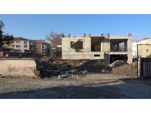 Yarım Kalan Okul İnşaatı Madde Bağımlılarının Mekanı Oldu