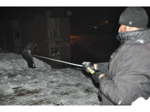 Eksi 20 Derecede 50 Tl İçin Çatı Temizliyorlar