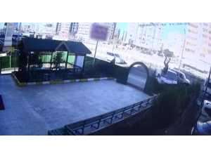 Diyarbakır’da Minibüs Önce Yayaya Çarptı, Ardından Kursun Bahçesine Girdi