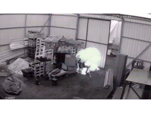 Ateşe Döktüğü Tiner Kendini Yaktı