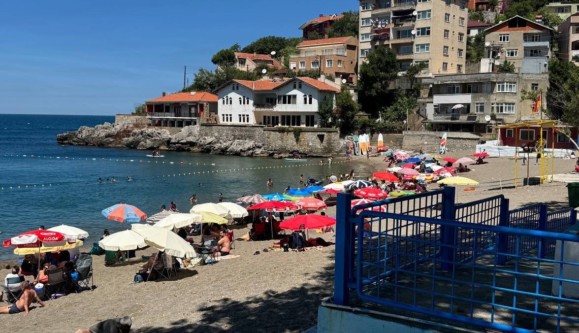 soguk-olmasina-aldiris-etmeden-denize-girdiler