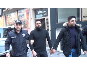 Taksim’de Turistler Birbirine Girdi: 2 Kişi Bıçaklandı