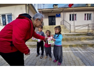 Osmaniye Fotoğraf Sanatçıları Derneğinden Köy Okullarına Kitap Desteği