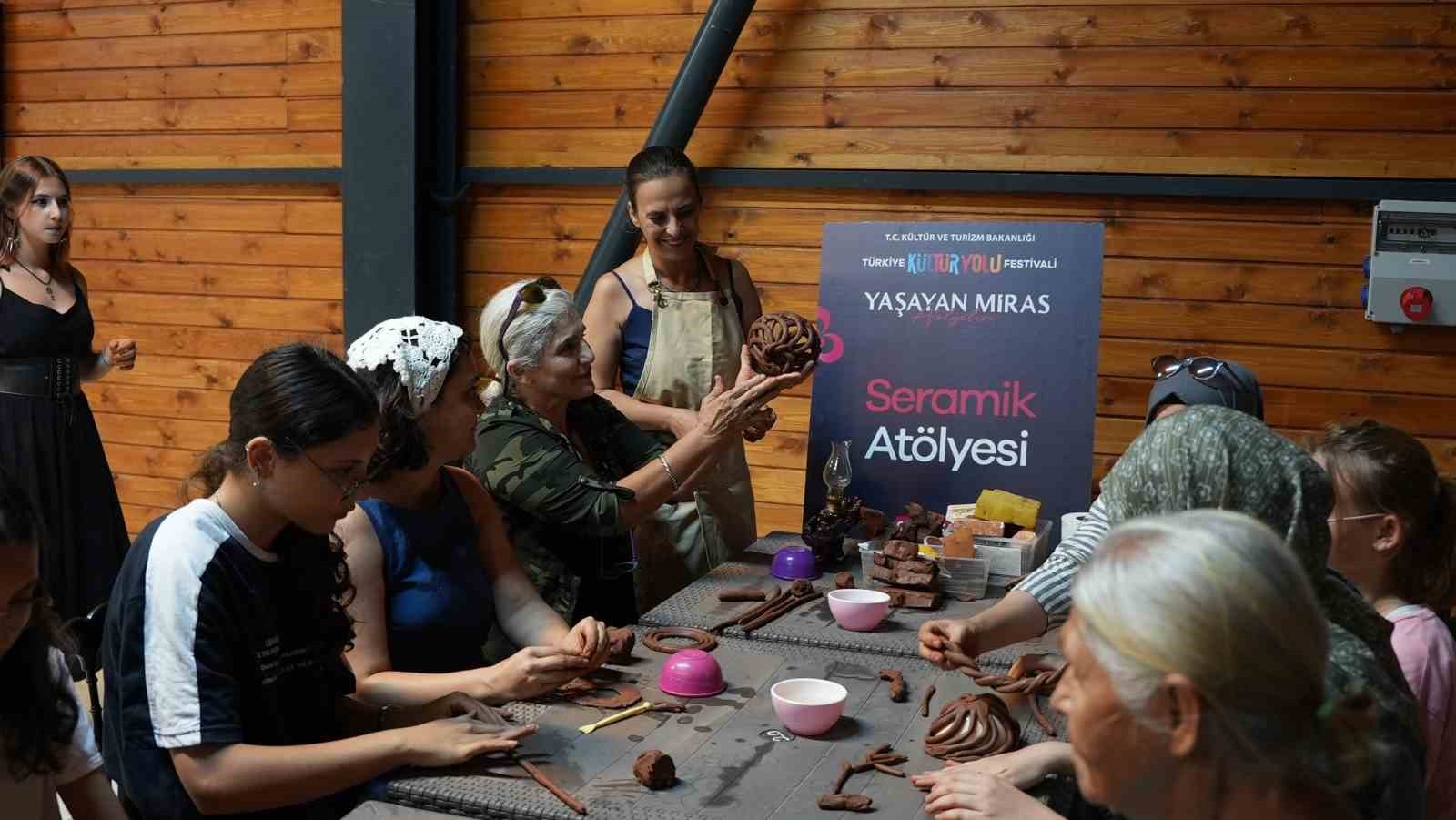 canakkale-de-festivalin-ikinci-gunu-atolye-ve-cocuk-etkinlikleriyle-renklendi