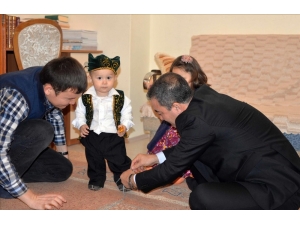 Rektör’den Kazakistanlı Öğrenciye Atalık Jesti