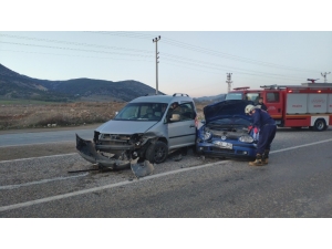 Hafif Ticari Araç İle Otomobil Çarpıştı: 1 Yaralı