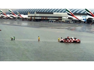 Birleşik Arap Emirlikleri’nde Sel Hayatı Felç Etti