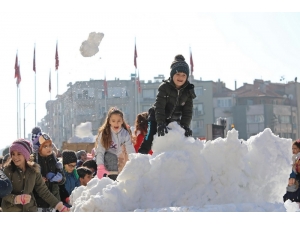 Akhisar Belediyesinden Çocuklara Kar Sürprizi