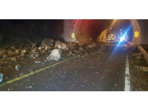 Karabük-yenice Yoluna Kaya Parçaları Düştü