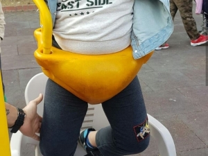 Salıncak Oturağına Sıkışan Çocuk İçin Seferber Oldular