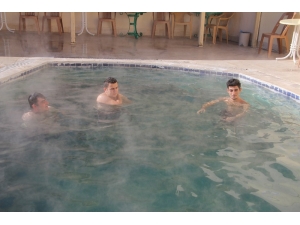 Yosun Havuzuna Şifa İçin Eksi 5 Derecede Giriyorlar