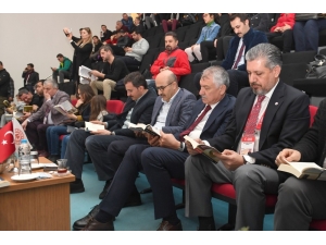 Tribünde Kitap Okudular