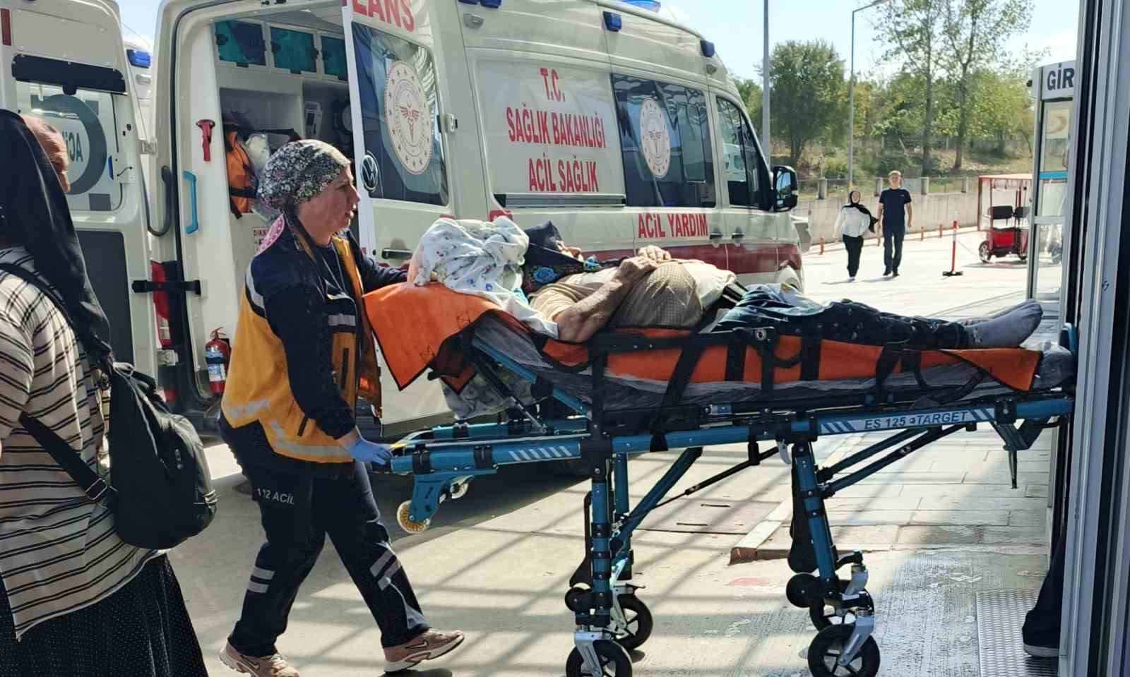 bafra-da-traktorun-romorku-devrildi-6-yarali